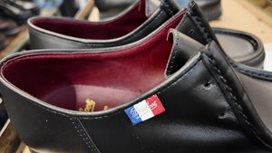 Une chaussure Paraboot et son étiquette tricolore